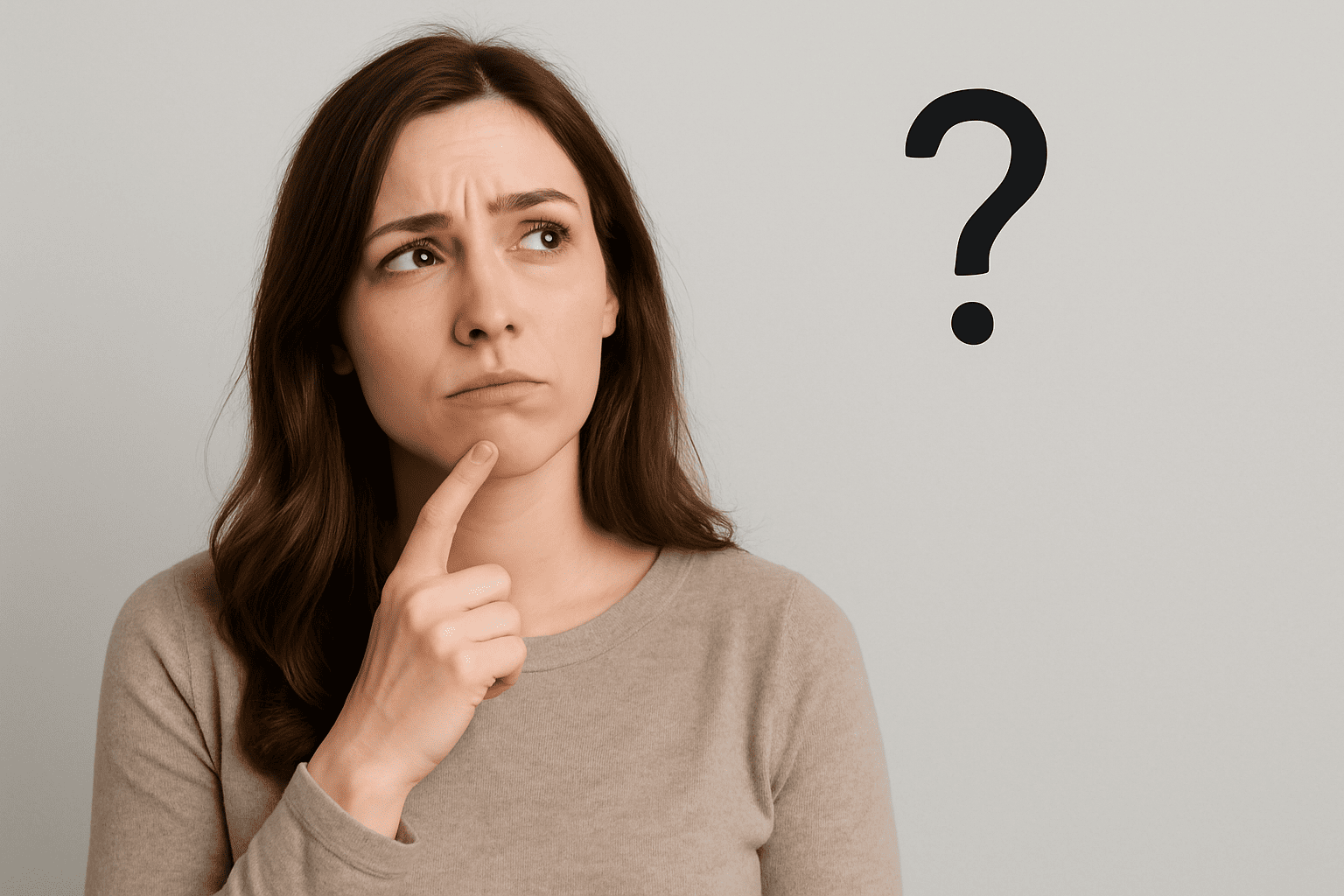 Femme pensive avec un point d’interrogation en arrière-plan, reflétant sa réflexion après son expérience avec l’entreprise BodyMinute